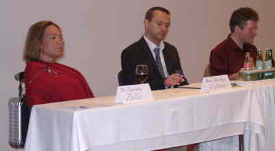Auf dem Podium: Dr.Corina Zolle (ZsL Mainz, Hans-Christian Kutzner (Fachanwalt für Arbeitsrecht, Mainz) und Joachim Steinbrück (Richter am Arbeitsgericht Bremen)