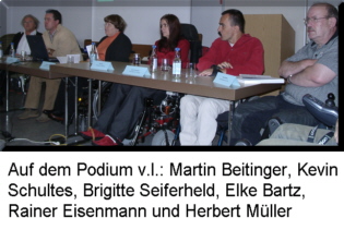 Auf dem Podium v.l.: Martin Beitinger, Kevin Schultes; Brigitte Seiferheld; Elke Bartz, Rainer Eisenmann und Herbert Müller